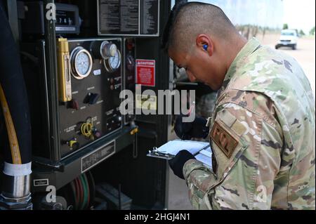 Der US Air Force Airman 1st Class Jesus Bahena-Castro, 97th Logistics Readiness Squadron, Treibstoffverteilungsbetreiber, zeichnet Informationen aus der Schnellentbetankungsübung KC-135 Stratotanker von A auf der Altus Air Force Base (AAFB), Oklahoma, 12. August 2021 auf. Dies ist das erste Mal, dass der schnelle Entbetankungsprozess auf AAFB seit 2012 abgeschlossen wurde. Stockfoto