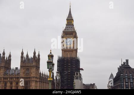 London, Großbritannien 21st. Januar 2022. Weitere Gerüste werden von Big Ben entfernt, da die Renovierungsarbeiten am Wahrzeichen der Stadt der Vollendung näher kommen. Kredit: Vuk Valcic / Alamy Live Nachrichten Stockfoto