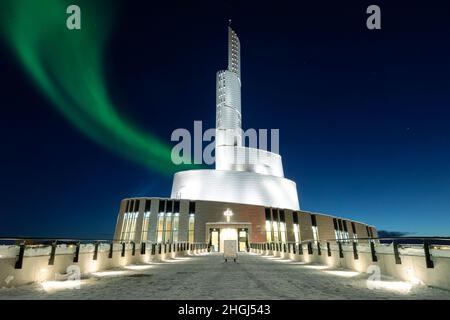 Die Nordlichter (Aurora borealis) über der Alta Kathedrale der Nordlichter in Norwegen Stockfoto