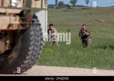 Spc. Everest McGlasson und SPC. Shelton, Kavallerie-Scouts mit 3. Squadron, 89. Kavallerie-Regiment, 3. Brigade Combat Team, 10. Bergdivision, aus Fort Polk, Louisiana, bereiten sich darauf vor, ihre Waffen auf einen Soldatenkonvoi zu feuern, während sie während einer Kampfunterstützungsübung (CSTX) in Fort McCoy, Wisconsin, am 13. August 2021, die gegnerische Kraft spielen. Soldaten der 347. Regionalen Unterstützungsgruppe, Minnesota National Guard, absolvierten die Trainingsspur, während sie von Beobachtern, Trainern und Trainern der 78. Trainingsdivision der US-Army Reserve ausgewertet wurden. Die kollaborative Schulung bei CSTX ermöglicht Stockfoto