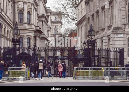 London, Großbritannien 21st. Januar 2022. Neugierige Touristen strömten in die Downing Street, als Boris Johnson weiterhin dem Druck von Partygate ausgesetzt ist. Kredit: Vuk Valcic / Alamy Live Nachrichten Stockfoto
