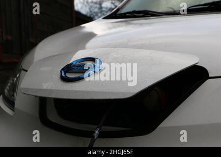 Nahaufnahme eines in Spanien registrierten NISSAN E-NV200-Elektrowagens, der im Büro eines Naturschutzprojekts Santander Cantabria Spanien geparkt und aufgeladen wurde Stockfoto