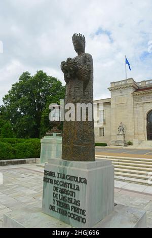 Statue der Königin Isabella (Isabella I. von Kastilien) vor dem Gebäude der OAS (Organisation amerikanischer Staaten) in Washington DC, USA. Stockfoto