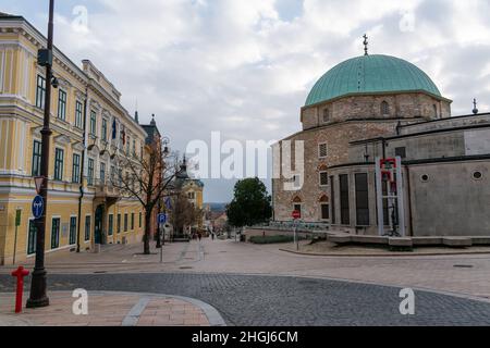 Moschee von Pasha Qasim und mittelalterliche St. Bartholomäus Kirche auf Szechenyi Platz in der Stadt Pecs Ungarn Europa Stockfoto