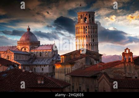 Blick von der Altstadt auf den Campanile, schiefe Turm, und den Dom Duomo Santa Maria Assunta, UNESCO-Weltkulturerbe, Pisa, Toskana, Italien, Europa Stockfoto