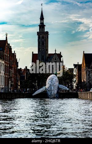 Ein Mülldenkmal eines Walspringens des Flusses in Brüssel, Belgien Stockfoto