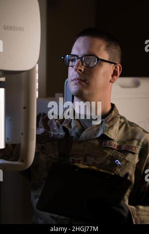 Technik. Sgt. Timothy Jenkins, Leiter der Abteilung für diagnostische Bildgebung des 436. Medizinischen Support-Squadron, überprüft Patienteninformationen auf einem Röntgengerät auf der Dover Air Force Base, Delaware, 13. August 2021. Der sechsköpfige Abschnitt behandelt alle Röntgenbedürfnisse der Begünstigten der 436. Medizinischen Gruppe. Stockfoto