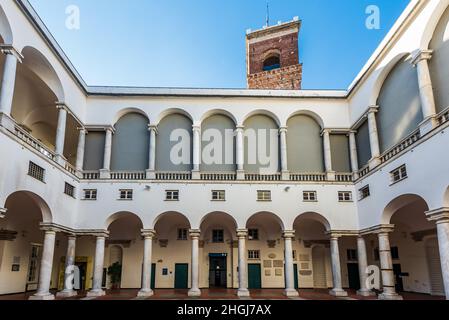 Der Innenhof mit Säulen des Dogenpalastes von Genua, Italien Stockfoto