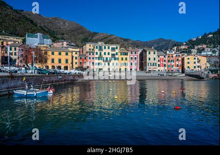 Blick auf die alten bunten Häuser des Dorfes Nervi, Teil der Stadt Genua, Italien Stockfoto