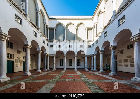 Der Innenhof mit Säulen des Dogenpalastes von Genua, Italien Stockfoto