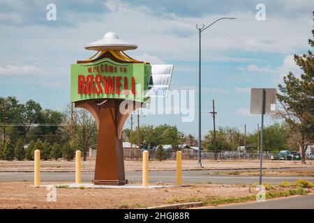 Das 'Welcome to Roswell' UFO-Zeichen, das die Stadtgrenzen von Roswell, New Mexico, USA, markiert Stockfoto