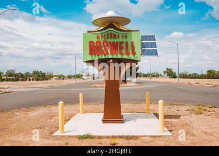 Das 'Welcome to Roswell' UFO-Zeichen, das die Stadtgrenzen von Roswell, New Mexico, USA, markiert Stockfoto