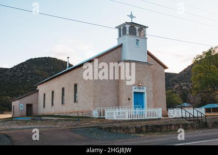 La Iglesia De San Juan Bautista Churchm wurde 1887 im Lincoln Historic District, einer alten Weststadt in New Mexico, USA, fertiggestellt Stockfoto