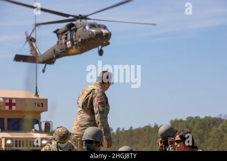 Sgt. First Class Kristina Boettcher, die nicht beauftragte Offizierin, die für die Effekte und Enabler (E&E) für Global Medic verantwortlich ist, untersucht den Schauplatz einer Simulation von Massenereignissen während der Combat Support Training Exercise (CSTX) in Fort McCoy, Wisconsin, August 14 2021. Diese Massenübung für Opfer fordert Ärzte dazu auf, Dutzende von Patienten gleichzeitig effektiv zu behandeln. Die 78. Training Division war für diese Rotation von CSTX verantwortlich. Stockfoto