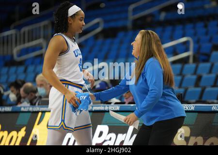 UCLA Bruins Cheftrainer Cori Close (rechts) spricht mit dem Wärter Dominique ONU (2) in der ersten Halbzeit während eines NCAA College Frauen Basketballspiels am Donnerstag, den 20. Januar 2022 in Los Angeles gegen die Südkalifornischen Trojaner. UCLA besiegte den USC 66-43. Stockfoto