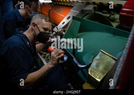 PAZIFIK (Aug 14, 2021) Torpedoman der 1. Klasse Cameron Brown aus Jasper, Tennessee, lädt während der Großübung (LSE) 2021 eine UGM-84-Schiffsabwehrharpune-Rakete in ein Rohr an Bord des Schnellangriffs-U-Bootes USS Chicago (SSN 721) der Los Angeles-Klasse. LSE 2021 ist eine Live-, virtuelle und konstruktive, szenariogesteuerte, global integrierte Übung zur Bereitstellung von High-End-Schulungen auf See und an Land. Stockfoto