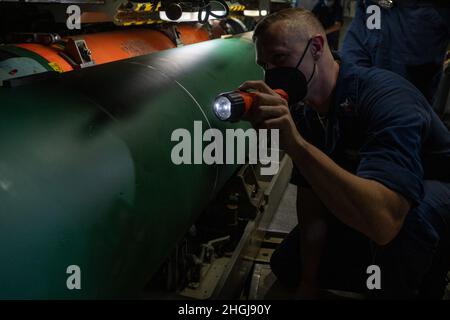 PAZIFIK (Aug 14, 2021) der Torpedoman der 1. Klasse Cameron Brown aus Jasper, Tennessee, inspiziert einen Aufsatz für eine UGM-84-Schiffsharpune-Rakete an Bord des Schnellangriffs-U-Bootes USS Chicago (SSN 721) der Los Angeles-Klasse während einer Großübung (LSE) 2021. LSE 2021 ist eine Live-, virtuelle und konstruktive, szenariogesteuerte, global integrierte Übung zur Bereitstellung von High-End-Schulungen auf See und an Land. Stockfoto