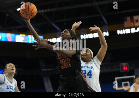 Der südkalifornische Trojaner Jordyn Jenkins (32) schießt den Ball gegen den UCLA Bruins Stürmer IImar'i Thomas (24) in der ersten Halbzeit während eines NCAA College Frauen Basketballspiels am Donnerstag, den 20. Januar 2022 in Los Angeles. Stockfoto