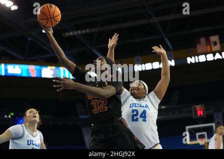 Der südkalifornische Trojaner Jordyn Jenkins (32) schießt den Ball gegen den UCLA Bruins Stürmer IImar'i Thomas (24) in der ersten Halbzeit während eines NCAA College Frauen Basketballspiels am Donnerstag, den 20. Januar 2022 in Los Angeles. Stockfoto