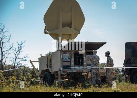 Spc. Bryant Boyd, ein IT-Spezialist, und PFC. Jayden Porter, ein Kabelsysteminstallator, rechts, beide vom 151. Expeditionary Signal Bataillon, 228. Theatre Tactical Signal Brigade, der South Carolina National Guard, überprüfen ihre Satelliten- und Funkgeräte während der Combat Support Training Exercise (CSTX) in Fort McCoy, Wisconsin, 14. August 2021. Die 78. Training Division, die für diese Rotation von CSTX verantwortlich ist, beabsichtigt, die Übung zur Vorbereitung der US-Armee-Reserve-Soldaten auf die Umgebung von nahezu gleichrangigen Gegnern durchzuführen. Stockfoto