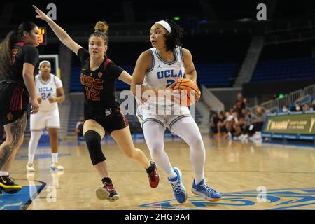 Dominique ONU (2) wird in der zweiten Halbzeit von der südkalifornischen Trojanerin Bella Perkins (12) während eines NCAA College Frauen Basketballspiels am Donnerstag, den 20. Januar 2022 in Los Angeles verteidigt. UCLA besiegte den USC 66-43. Stockfoto