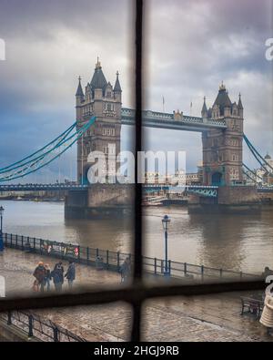 Tower Bridge London durch ein Fenster gesehen Stockfoto