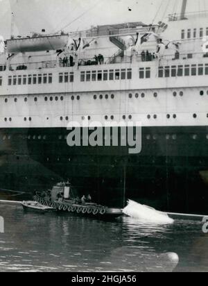 London, England, Großbritannien. 10th Oktober 1953. Ein 8 1/2-Tonnen-Rettungsboot stürzte gestern vom Linienschiff QE 80ft. Und landete auf einem anderen Rettungsboot in Southampton Docks unten. Es geschah, als zwei Seeleute das Rettungsboot an seinen Davits auf dem Bootsdeck sicherten. Einer schwang frei und das Rettungsboot stürzten mit zwei Männern hinunter. Sie wurden aus dem Wasser gerettet. Das Rettungsboot, rechts gesehen, nach dem Unfall. Kredit: Keystone Presseagentur/ZUMA Wire/Alamy Live Nachrichten Stockfoto