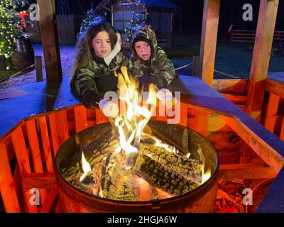 Kinder im Fire Pit Barbecue Stockfoto