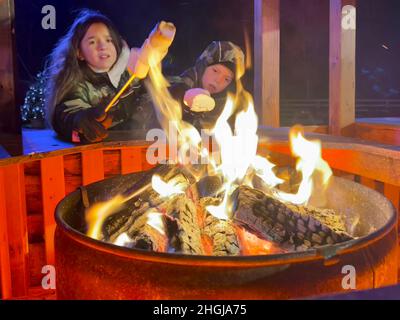 Kinder im Fire Pit Barbecue Stockfoto