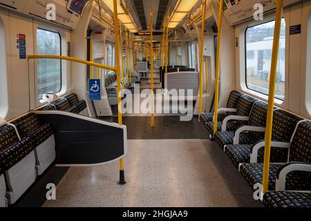 London, Großbritannien. 21. Januar 2021. Ein fast leerer Röhrenwagen der Metropolitan Line. Die britische Regierung hat vor kurzem die Lockerung der Beschränkungen angekündigt, die zur Bekämpfung der Omicron-Variante eingeführt wurden, wie das obligatorische Tragen von Masken in öffentlichen Verkehrsmitteln und in Geschäften, Anleitung zur Arbeit von zu Hause aus und Impfstoffzertifikate. Der Bürgermeister von London hat jedoch gesagt, dass Gesichtsbedeckungen immer noch eine Bedingung für den Transport von Londoner Netzen (TFL) sein werden. Kredit: Stephen Chung / Alamy Live Nachrichten Stockfoto