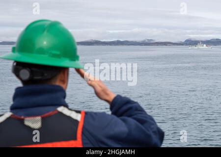 NUUK, Grönland -- (Aug 16, 2021) Seeleute, die dem 270-Fuß-Famous-Class-Medium-Endurance-Cutter USCGC Escanaba (WMEC 907) zugewiesen wurden, grüßen die HMCS Goosebay während der Operation Nanook. Die US-Küstenwache beteiligt sich erneut mit Partnern an der Operation Nanook, einer von den kanadischen Streitkräften durchgeführten Operation zur Souveränität und Manövrierkrieg. Stockfoto