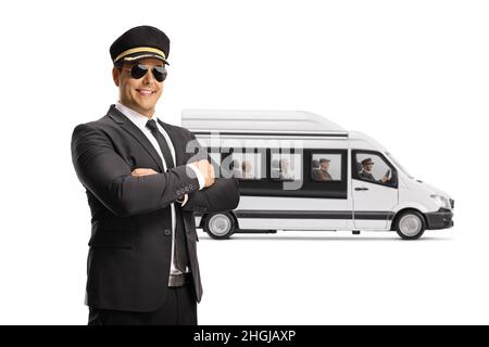 Chauffeur posiert neben einem Minibus-Shuttle mit isolierten Fahrgästen auf weißem Hintergrund Stockfoto