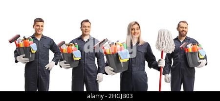 Drei männliche und eine weibliche Reinigungskraft, die Eimer mit isolierten Reinigungsmitteln auf weißem Hintergrund hält Stockfoto