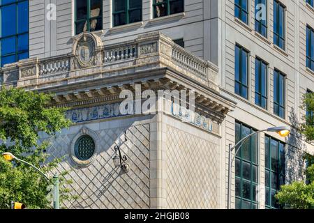 Das Theater Row Building ist ein postmodernes Bürogebäude, das hinter der façade des Kolonialtheaters von 1921 – neben der historischen National T – erbaut wurde Stockfoto