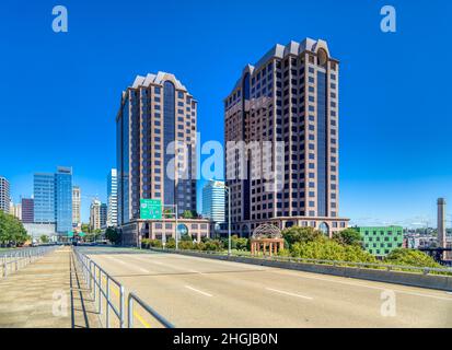 Das Riverfront Plaza ist ein paar Bürotürme mit rotem Granit und Blick auf den Kanawha Canal und den James River, östlich der Federal Reserve Bank of Rich Stockfoto