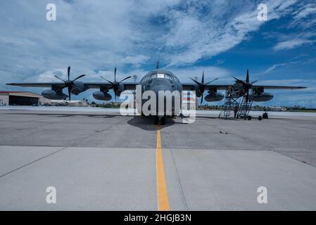 Mitglieder des 720. Flugzeugwartungsgeschwaders führen Wartungsarbeiten an einem 920. Rettungsflügel HC-130J Combat King II durch, der am 16. August 2021 auf der Patrick Space Force Base, Florida, eingesetzt wird. Die Betreuer ersetzten eine Überhitzungsschleife im Flugzeug. Stockfoto