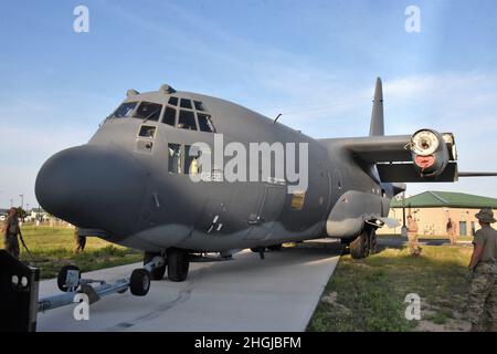 „The Spirit of Long Island“ HC-130 Hercules-Flugzeug, Tail-Nummer 0222, das während des Vietnamkrieges eingesetzt wurde und später dem 106. Rettungsflügel der New Yorker Air National Guard zugewiesen wurde, der sich an der Francis S. Gabreski Air National Guard Base, Westhampton Beach, New York, bis zu seiner Stilllegung im Jahr 2019 befindet, Wird am 16. August 2021 von der Fluglinie auf die statische Ausstellungsfläche am Eingang der Basis verlegt. Die Demontage und der Umzug wurden von Dienstmitgliedern der Air National Guard aus New York, Connecticut, Arkansas, und Mitarbeitern der US Air Force im aktiven Dienst abgeschlossen. Stockfoto