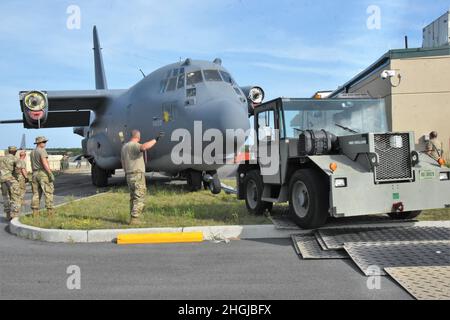 „The Spirit of Long Island“ HC-130 Hercules-Flugzeug, Tail-Nummer 0222, das während des Vietnamkrieges eingesetzt wurde und später dem 106. Rettungsflügel der New Yorker Air National Guard zugewiesen wurde, der sich an der Francis S. Gabreski Air National Guard Base, Westhampton Beach, New York, bis zu seiner Stilllegung im Jahr 2019 befindet, Wird am 16. August 2021 von der Fluglinie auf die statische Ausstellungsfläche am Eingang der Basis verlegt. Die Demontage und der Umzug wurden von Dienstmitgliedern der Air National Guard aus New York, Connecticut, Arkansas, und Mitarbeitern der US Air Force im aktiven Dienst abgeschlossen. Stockfoto