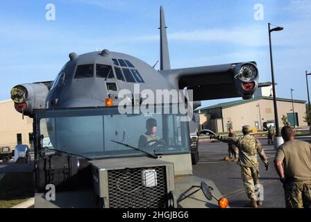 „The Spirit of Long Island“ HC-130 Hercules-Flugzeug, Tail-Nummer 0222, das während des Vietnamkrieges eingesetzt wurde und später dem 106. Rettungsflügel der New Yorker Air National Guard zugewiesen wurde, der sich an der Francis S. Gabreski Air National Guard Base, Westhampton Beach, New York, bis zu seiner Stilllegung im Jahr 2019 befindet, Wird am 16. August 2021 von der Fluglinie auf die statische Ausstellungsfläche am Eingang der Basis verlegt. Die Demontage und der Umzug wurden von Dienstmitgliedern der Air National Guard aus New York, Connecticut, Arkansas, und Mitarbeitern der US Air Force im aktiven Dienst abgeschlossen. Stockfoto