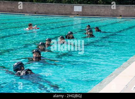 STENNIS SPACE CENTER, Mississippi -- Internationale Partner aus den Bahamas, Malaysia, Thailand und den Philippinen führen einen Schwimmtest durch, um sicherzustellen, dass ihre taktischen Wasserwesten sie vor ihrer ersten Wassersitzung des Patrol Craft Officer-Coastal Course von NAVSCIATTS über Wasser halten. PCOC ist ein siebenwöchiger maritimer Lehrgang, der das Personal der ausländischen Sicherheitskräfte mit einer speziellen Ausbildung in der Beschäftigung von kleinen Patrouillenschiffen ausstatten soll, um Sicherheitsoperationen in der Küstenumgebung zur Unterstützung von Seeoperationen durchzuführen. NAVSCIATTS ist ein Schulhaus für Sicherheitskooperationen Stockfoto