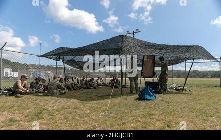 Soldaten der 147. Human Resources Company nehmen während ihrer jährlichen Ausbildung in Fort McCoy, Wisconsin, am 17. August 2021, an einem Kampflebensretter-Kurs Teil. Der Combat Lifesaver Course gibt nicht-medizinischen Soldaten das Selbstvertrauen, lebensrettende Maßnahmen wie das Auftragen eines Staudammblatts oder das Öffnen einer Atemwege durchzuführen, wenn kein Kampfmediziner verfügbar ist. Stockfoto