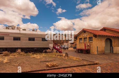 Lamy, NM - APRIL 1: Leerer Bahnhof in Lamy, New Mexico. Lamy NM ist eine Haltestelle auf der Amtrack Southwestern Chief Eisenbahnstrecke. Stockfoto