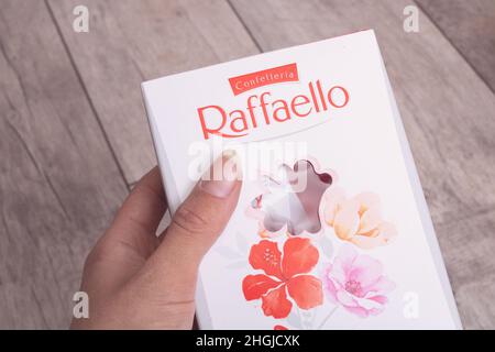 Weißrussland, Novopolotsk - 19. dezember 2021: Schachtel mit Süßwaren von Rafaello auf Holzhintergrund aus nächster Nähe Stockfoto