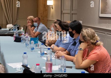 Mitglieder der Kosovo Police und der Kosovo Force 29 Regional Command-East Soldaten nehmen am Frauenverband der Kosovo Police Teil, dem „Leadership Training Day“, im Villa Germia Restaurant Pristina in Pristina, Kosovo, 18. August 2021. Die Hauptredaentin, Oberstin der Polizei des Kosovo, Aferdita Mikullovci, moderiert die Diskussion und teilt ihre persönliche Reise in Führungsbereiche. Stockfoto