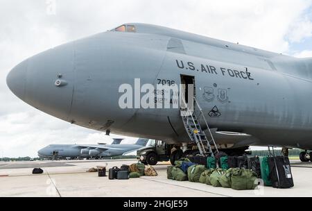 Das Gepäck der Luftbesatzung und die Taschen für professionelle Ausrüstung befinden sich am unteren Rand der Eingangstür der Besatzung einer C-5M Super Galaxy, bevor sie vom Luftwaffenstützpunkt Dover, Delaware, am 18. August 2021, abfliegen. Eine Super Galaxy-Besatzung besteht aus einem Piloten, einem Co-Piloten, zwei Flugingenieuren und drei Lastmastern auf einer normalen Mission. Die C-5M ist ein strategisches Transportflugzeug und das größte Flugzeug im Bestand der US-Luftwaffe. Stockfoto