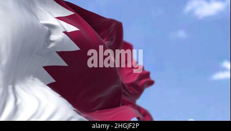 Detail der Nationalflagge von Katar, die an einem klaren Tag im Wind winkt. westasiatisches Land. Patriotismus. Selektiver Fokus. Stockfoto