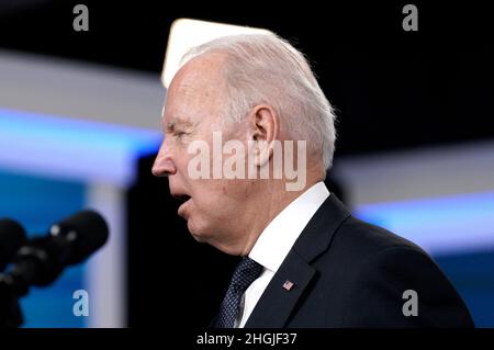 Washington DC, USA. 21st Januar 2022. US-Präsident Joe Biden hält am 21. Januar 2022 im South Court Auditorium im Weißen Haus in Washington eine Rede zur Lieferung von Halbleitern.Quelle: Yuri Gripas/Pool via CNP /MediaPunch Quelle: MediaPunch Inc/Alamy Live News Stockfoto