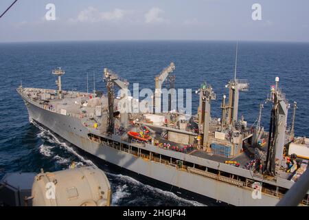 210819-N-RC359-1020 ARABIAN SEA (AUG 19, 2021) – die Flugzeugträgerin USS Ronald Reagan (CVN 76) segelt neben dem Militär-Sealift-Kommandoflottennachfüller USNS Pecos (T-AO 197) für einen Nachschub auf See im Arabischen Meer, 19. August. Ronald Reagan ist das Flaggschiff der Carrier Strike Group 5 und wird im Einsatzgebiet der 5. US-Flotte zur Unterstützung von Marineoperationen eingesetzt, um die maritime Stabilität und Sicherheit in der Zentralregion zu gewährleisten. Verbindung des Mittelmeers mit dem Pazifik durch den westlichen Indischen Ozean und drei strategische Engpässe. Stockfoto