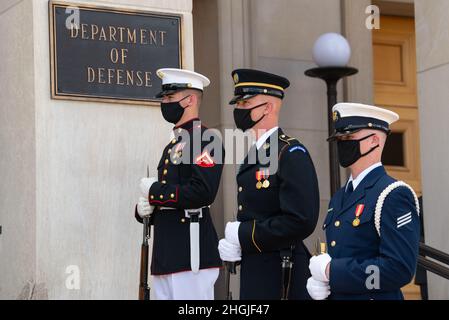 Mitglieder der Joint Honor Guard begrüßen den katarischen Vizepremierminister und Staatsminister für Verteidigungsfragen, Dr. Khalid bin Mohamed Al Attiyah, zu einem Besuch im Pentagon, Washington, D.C., 19. August 2021 Stockfoto