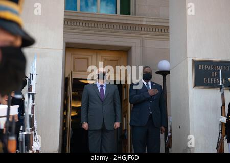 Verteidigungsminister Lloyd J. Austin III beherbergt den katarischen Vizepremierminister und Staatsminister für Verteidigungsangelegenheiten, Dr. Khalid bin Mohamed Al Attiyah, zu einem Besuch im Pentagon, Washington, D.C., am 19. August 2021 Stockfoto